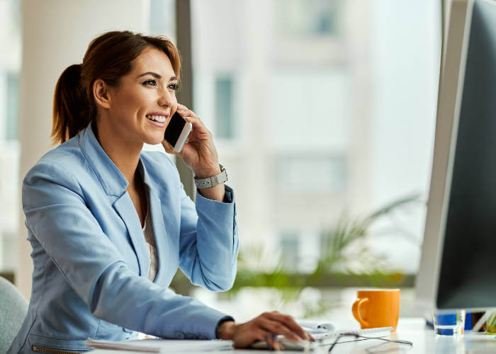 empresária realizando ligações com telefonia voip ifalei