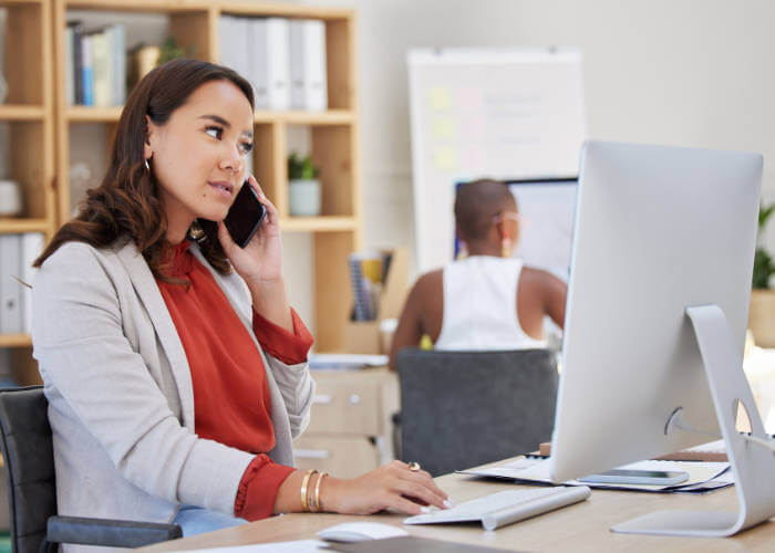 funcionária utilizando plano pabx virtual ifalei