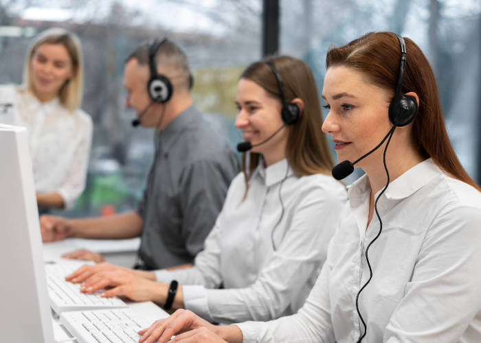 funcionários de empresa utilizando telefonia voip ifalei