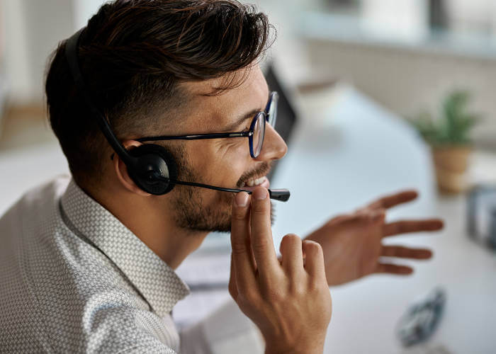 operador de telemarketing utilizando plano em nuvem pabx ifalei