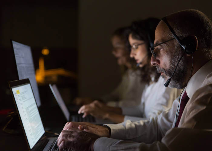 trabalhadores de telemarketing utilizando pabx virtual ifalei